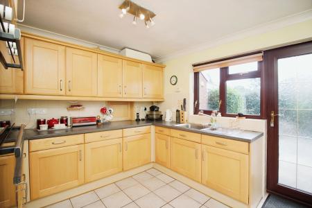 3 bedroom Detached bungalow for sale in Roundhill Close, Syston, LE7