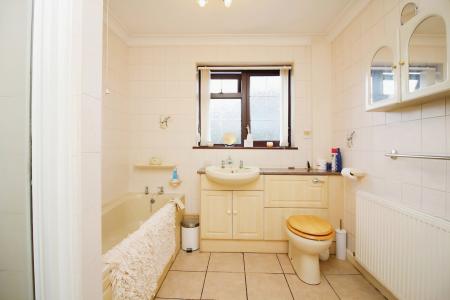 3 bedroom Detached bungalow for sale in Roundhill Close, Syston, LE7