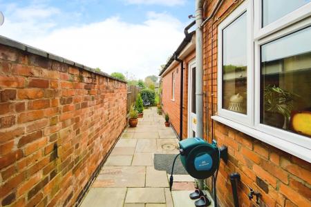 3 bedroom Terraced House for sale in Sandford Road, Syston, LE7