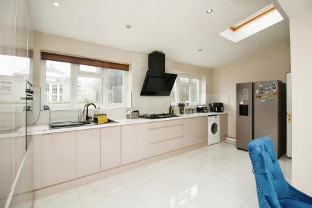 5 bedroom End of terrace house for sale in Springdale Road, Thurmaston, LE4