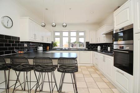 3 bedroom Semi-detached bungalow for sale in Tentercroft Avenue, Syston, LE7