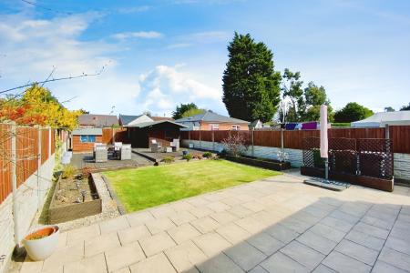 3 bedroom Semi-detached bungalow for sale in Tentercroft Avenue, Syston, LE7