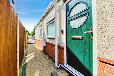 3 bedroom Semi-detached bungalow for sale in Tentercroft Avenue, Syston, LE7