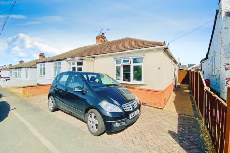 3 bedroom Semi-detached bungalow for sale in Tentercroft Avenue, Syston, LE7