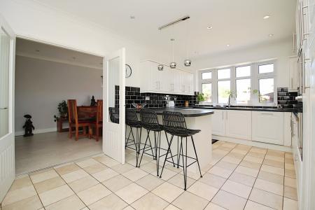 3 bedroom Semi-detached bungalow for sale in Tentercroft Avenue, Syston, LE7