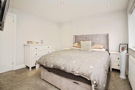 2 bedroom Semi-detached house for sale in The Meadows, East Goscote, LE7