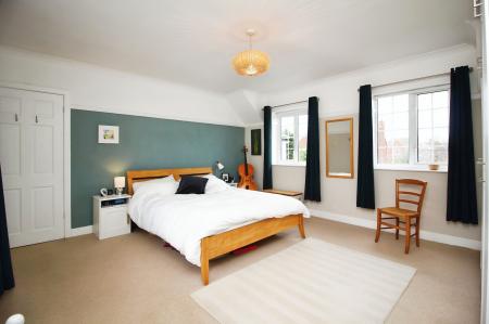 4 bedroom Detached house for sale in The Meadway, Syston, LE7