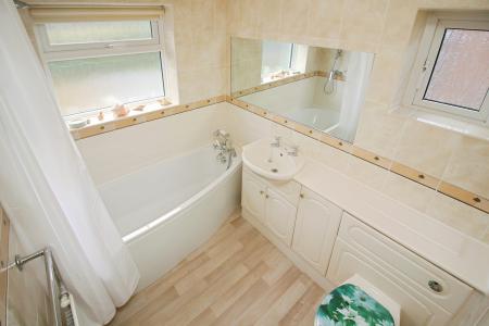 4 bedroom Semi-detached house for sale in Extended Family Home - The Ringway, Queniborough, LE7