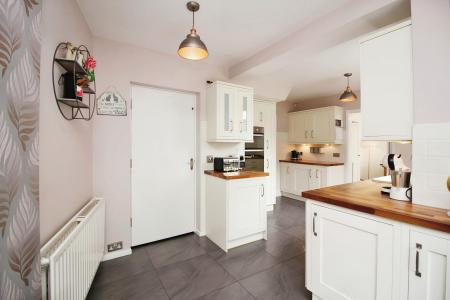 4 bedroom Semi-detached house for sale in The Ringway, Queniborough, LE7