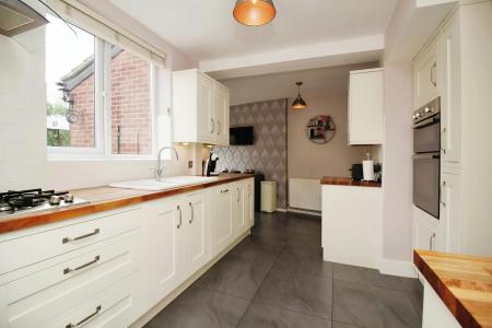 4 bedroom Semi-detached house for sale in The Ringway, Queniborough, LE7