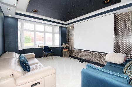 3 bedroom Semi-detached house for sale in The Roundway, Thurmaston, LE4