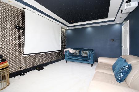 3 bedroom Semi-detached house for sale in The Roundway, Thurmaston, LE4