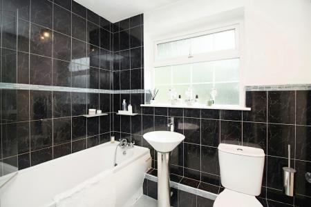 3 bedroom End of terrace house for sale in Wolsey Way, Syston, LE7