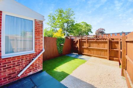 2 bedroom Terraced House for sale in Wolsey Way, Syston, LE7