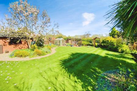 4 bedroom Detached house for sale in Worcester Avenue, Birstall, LE4