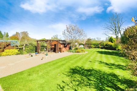 4 bedroom Detached house for sale in Worcester Avenue, Birstall, LE4