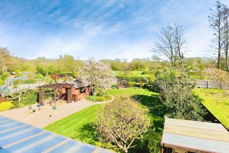 4 bedroom Detached house for sale in Worcester Avenue, Birstall, LE4