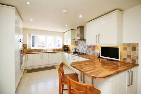 4 bedroom Detached house for sale in Worcester Avenue, Birstall, LE4