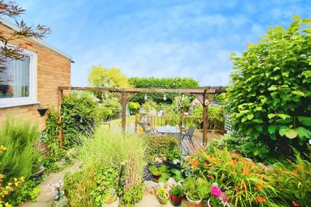 4 bedroom Semi-detached house for sale in Woodgate Drive, Birstall, LE4