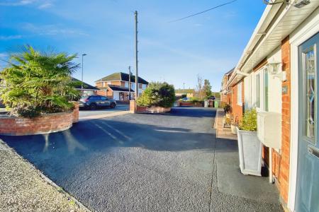 3 bedroom Semi-detached bungalow for sale in Coplow Crescent, Syston, LE7