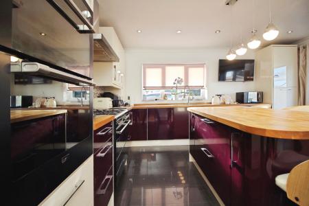 3 bedroom Semi-detached bungalow for sale in Coplow Crescent, Syston, LE7