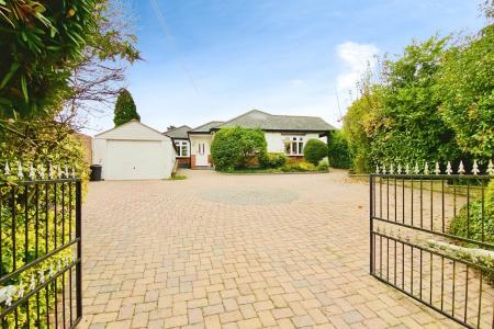 4 bedroom Detached bungalow for sale in Melton Road, Rearsby, LE7