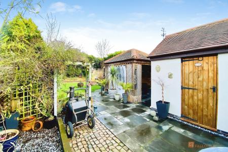 3 bedroom Semi-detached house for sale in Birchtree Avenue, Birstall, LE4