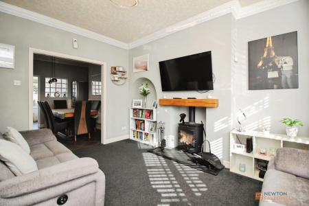 3 bedroom Semi-detached house for sale in Hillcroft Close, Thurmaston, LE4