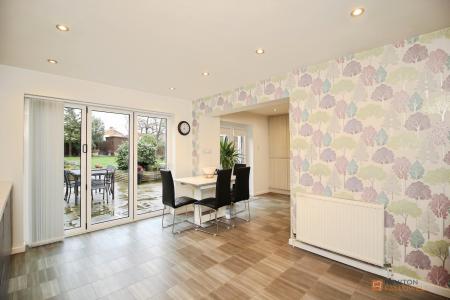 4 bedroom Detached house for sale in Parkstone Road, Syston, LE7