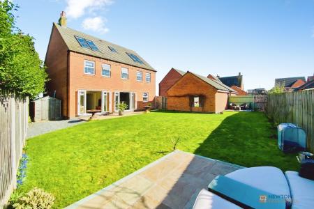 5 bedroom Detached house for sale in Maclaren Todd Close, Queniborough, LE7