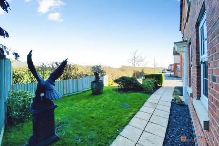 5 bedroom Detached house for sale in Maclaren Todd Close, Queniborough, LE7