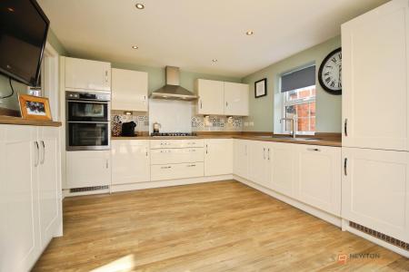 5 bedroom Detached house for sale in Maclaren Todd Close, Queniborough, LE7