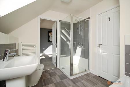 5 bedroom Detached house for sale in Maclaren Todd Close, Queniborough, LE7