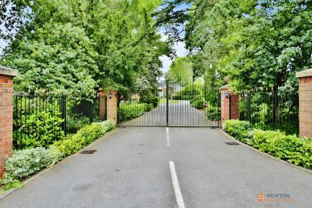 3 bedroom End of terrace house for sale in The Firs, Syston, LE7