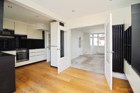 3 bedroom Semi-detached house for sale in Queensgate Drive, Birstall, LE4