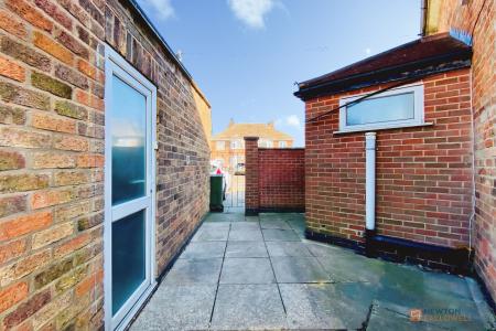 3 bedroom Semi-detached house for sale in Queensgate Drive, Birstall, LE4