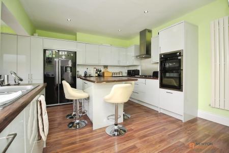 4 bedroom Detached house for sale in Melton Road, Queniborough, LE7