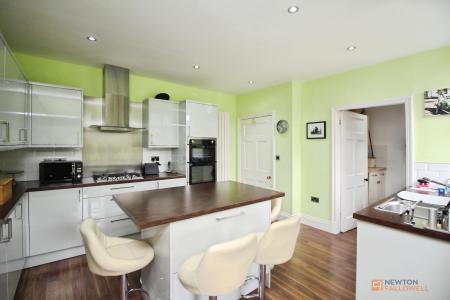 4 bedroom Detached house for sale in Melton Road, Queniborough, LE7