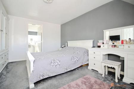 5 bedroom Detached house for sale in Clover Way, Syston, LE7