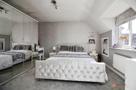 5 bedroom Detached house for sale in Clover Way, Syston, LE7