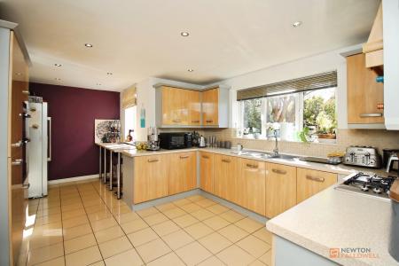 5 bedroom Detached house for sale in Clover Way, Syston, LE7