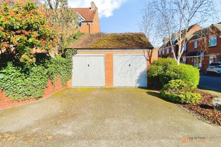 5 bedroom Detached house for sale in Clover Way, Syston, LE7