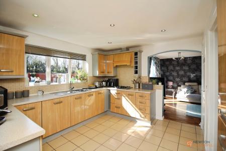 5 bedroom Detached house for sale in Clover Way, Syston, LE7