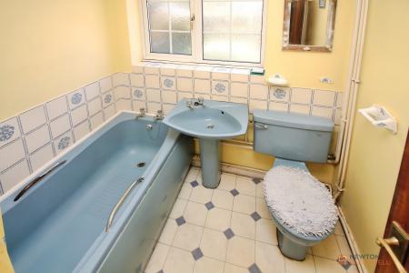 2 bedroom Detached bungalow for sale in Longhurst Close, Rushey Mead, LE4