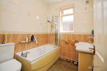 2 bedroom Semi-detached bungalow for sale in Humberstone Lane, Thurmaston, LE4