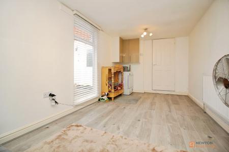4 bedroom End of terrace house for sale in Selkirk Road, Rushey Mead, LE4