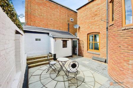 3 bedroom End of terrace house for sale in High Street, Syston, LE7