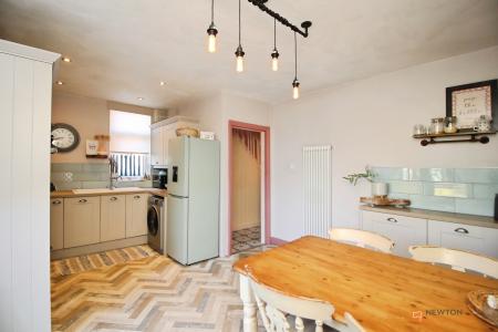 3 bedroom Semi-detached house for sale in Barkby Road, Syston, LE7
