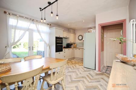 3 bedroom Semi-detached house for sale in Barkby Road, Syston, LE7