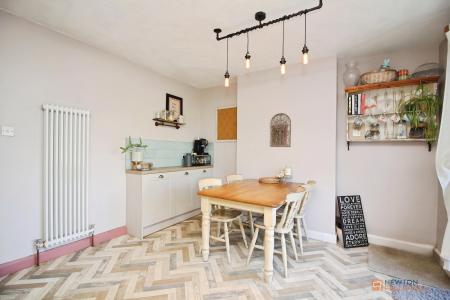 3 bedroom Semi-detached house for sale in Barkby Road, Syston, LE7